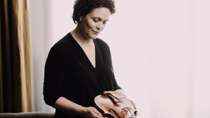 Bild: Marco Borggreve
Tabea Zimmermann ist bekannt für ihre Interpretationen von Werken von Brahms, Schostakowitsch und Britten. Sie hat nahezu die gesamte Musikliteratur für Viola auf CD eingespielt und setzt sich für zeitgenössische Musik ein.