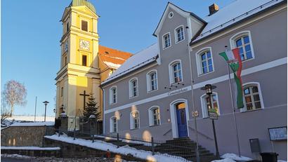 Bild: Portner
Im Gemeindehaus Teunz zieht am 1. Mai ein neuer Bürgermeister ein. Zwei Kandidaten bewerben sich um die Nachfolge von Norbert Eckl.