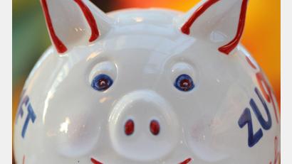 Bild: Fredrik von Erichsen/dpa
Das sprichwörtliche Sparschwein zahlt gar keine Zinsen. Doch auch bei den Banken sind die Erträge des angelegten Gelds unterschiedlich hoch. (Symbolbild)