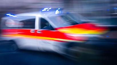 Bild: Jens Büttner/dpa
Ein Unfall im Landkreis Straubing-Bogen endete tödlich. (Archivbild)