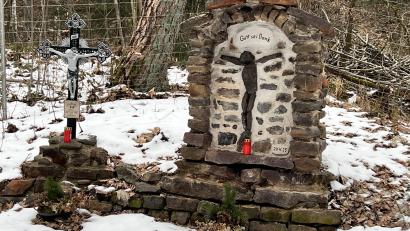 Bild: mma
Schmerzhafte Erinnerung und Dankbarkeit sind vereint an der alten Straße am Ochsenschlag: Franz Kredler hat dieses Marterl-Ensemble "Zweisamkeit" genannt.