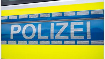 Bild: Daniel Vogl/dpa
Nach der Kollision zwischen einem Schulbus und einem Auto blieb von beiden Fahrzeugen nur noch ein Totalschaden übrig. (Symbolbild)