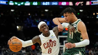 Bild: Aaron Gash/AP/dpa
Dennis Schröder (l) stand bei Cleveland in der Startformation.