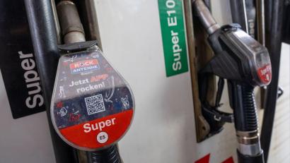 Bild: Peter Kneffel/dpa
Die Zapfsäule war wegen der Tagesabrechnung vorübergehend gesperrt. (Symbolbild)