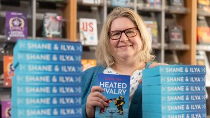 Bild: Michael Reichel/dpa
Verlagschefin Jeanette Bauroth freut sich über den Erfolg der queeren Eishockey-Liebesgeschichte, der für ihren Verlag aber auch einiges an Logistik erfordert.