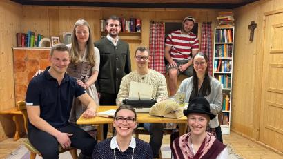 Bild: Anna Forster
Die Theatergruppe der KLJB Weidenthal probt schon fleißig für die Aufführung des bayerischen Schwanks „Breznknödl-Deschawü“ von Ralph Wallner.