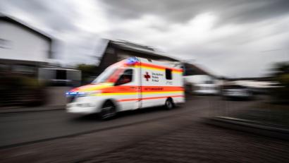 Symbolbild: Boris Roessler/dpa
Ein schwer verletzter Baggerfahrer kam nach einem Arbeitsunfall ins Krankenhaus.