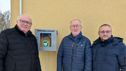 Bild: Ewald Zetzl
Dritter Bürgermeister Ewald Zetzl, der Leiter der Firma MLD Josef Wiesent und Bürgermeister Markus Bauriedl freien sich über das neue Gerät, das Leben retten kann.