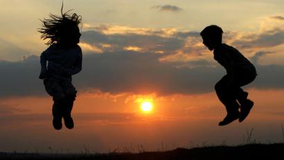 Bild: Arno Burgi/dpa-Zentralbild/dpa
Gemeinsam spielen - sich fremden Kindern kann das anfangs schwerfallen. (Symbolbild)