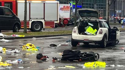 Bild: Christoph Trost/dpa
Der Kinderwagen vor dem Auto des Täters. (Archivbild)