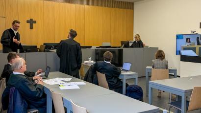 Bild: Leon Karwath
Andere Sitzordnung, ein großer Monitor, Kamera und Mikrofon: Im Champagner-Prozess stehen die Videovernehmungen bevor.