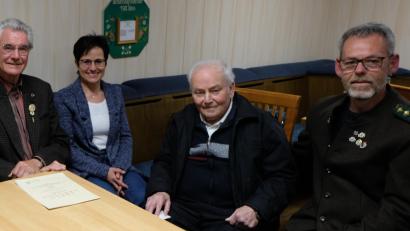 Archivbild: Fred Lehner
Bei den Sportschützen fühlte er sich Buwer Witzl (rechts) wie zu Hause. Links neben ihm seine Tochter Petra.