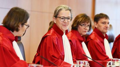 Bild: Uli Deck/dpa
Die Vizepräsidentin des Gerichts, Ann-Katrin Kaufhold, eröffnete die Verhandlung.