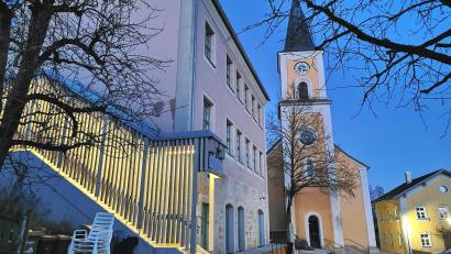 Bild: Portner
Die Gemeindekanzlei Thanstein befindet sich im Bürgerhaus (links). Wer hier künftig das Bürgermeister-Büro bezieht ist noch völlig offen, denn es gibt keinen Kandidaten.