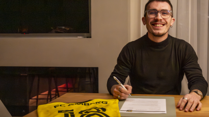 Bild: FC Amberg | Matthias Reuß
Fernando Roesler unterschreibt beim FC Amberg einen Zweijahresvertrag.