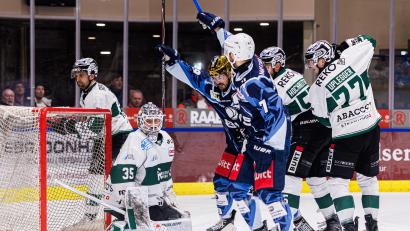 Bild: Werner Moller
Jubel bei Alex-Oliver Voyer und Luca Gläser (blaue Trikots) nach einem Treffer gegen die Bietigheim Steelers am vergangenen Sonntag. Vor den Duellen gegen Düsseldorf und Crimmitschau liegt nun die erste volle Trainingswoche unter Chefcoach Alan Letang hinter den Devils.