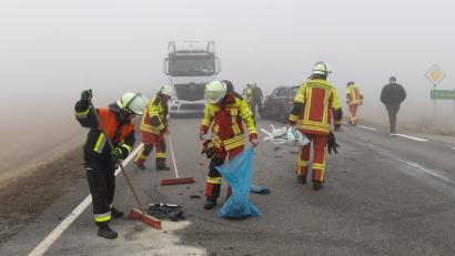 Bild: Roland Wellenhoefer
Am Donnerstag kam es auf der B22 bei Erbendorf zu einem Unfall zwischen einem Kleinbus und einem VW Golf.