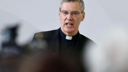 Bild: Daniel Löb/dpa
Bischof Heiner Wilmer warnt vor der AfD. (Archivbild)