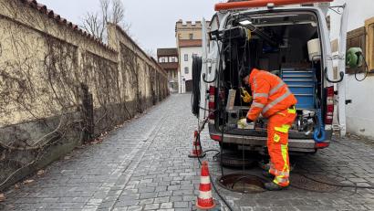 Bild: Heike Unger
So sieht es aus, wenn ein Kanal im "Inliner"-Verfahren saniert wird: In der Paulanergasse und ihren Seitengassen in Ambergs Altstadt geschieht das gerade. Hier muss nichts aufgegraben werden, die Experten arbeiten unterirdisch über die Kanalschächte.