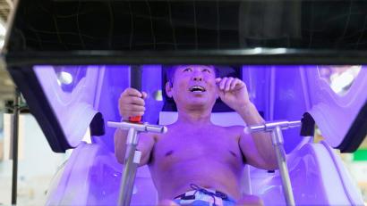 Bild: Eugene Hoshiko/AP/dpa
Im Hightechland Japan gibt es jetzt eine Waschmaschine für Menschen.