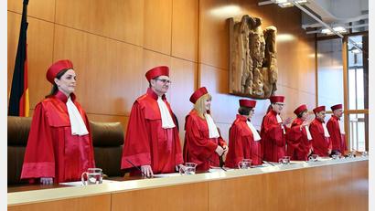 Bild: Uli Deck/dpa
Per Eilverfahren stoppte das Bundesverfassungsgericht 2023 vorläufig das umstrittene Heizungsgesetz, nun nimmt es den Gesetzgebungsprozess ausführlich unter die Lupe.