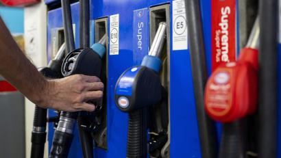 Symbolbild: Lennart Preiss/dpa
Ein 27-jähriger Fahrer hat in Sulzbach-Rosenberg eine Zapfpistole abgerissen.