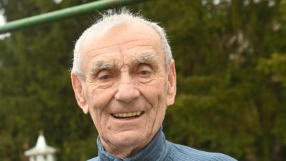 Bild: Gerhard Franz
Trotz seiner 90 Jahre ist Wilibald Graf aus Karmensölden regelmäßig mit seinem E-Bike unterwegs. Auf rund 3000 Kilometer schätzt er seinen Jahrespensum, mehr Kilometer als mit seinem Auto. Ohne Fahrradhelm geht nichts.