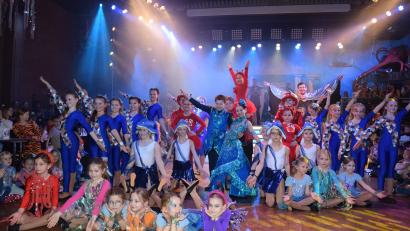 Bild: fla
Ein buntes Bild bot die Kindergarde am Ende ihres letzten Auftritts unter dem Motto "Im Zauber des Ozeans"