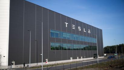 Bild: Sebastian Gollnow/dpa
Hier wird bald ein Betriebsrat gewählt: Tesla in Grünheide. (Archivbild)