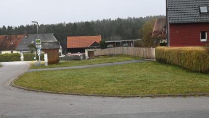 Bild: Gerhard Franz
In der Wirnsrichter Ortsmitte nahe des Buswartehäuschens soll ein Dorftreff mit Sitzgelegenheiten, kleinem Spielplatz und Beschattung entstehen. Die AOVE fördert das Projekt.