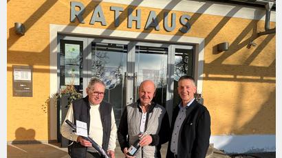 Bild: Sascha Rößler 
Bürgermeister Albert Geitner dankte Benedikt Michl (links) für 30 Jahre zuverlässigen Dienst und vereidigte Robert Kleindienst (Mitte) als neues Mitglied im Kreis der Siebener.