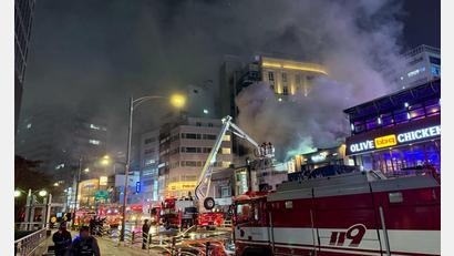 Bild: Fabian Kretschmer/dpa
Ein Feuer ist in einem Restaurant im Stadtzentrum von Seoul, direkt hinter dem Rathaus, ausgebrochen.