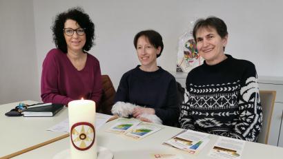 Bild: Portner
Die beiden ehrenamtlichen Hospiz- und Trauerbegleiterinnen Anni Prey (von rechts) und Ulrike Bindl leiten ab Mai ein Begegnungscafé in Oberviechtach. Hospizkoordinatorin Stefanie Dötzlhofer
vom Hospizdienst der Caritas für den Landkreis Schwandorf unterstützt dabei.