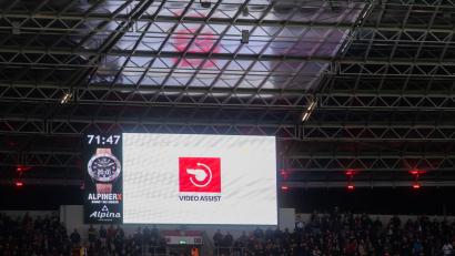 Bild: Rolf Vennenbernd/dpa
Das International Football Association Board (Ifab) entscheidet über neue Regeln für den Video-Referee. (Archivbild)