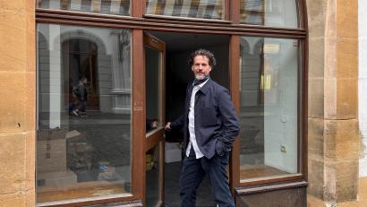 Bild: Petra Hartl
Sebastian Baron von der Recke zieht mit seiner Goldschmiede ins Amberger Rathaus – er hofft beim neuen Standort auf mehr Laufkundschaft.