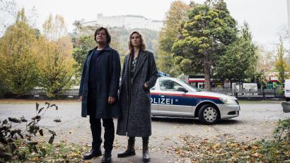 Bild: Victoria Herbig/ARD/dpa
Kriminalpsychologe Meiberger (Fritz Karl) und Kommissarin Grünwald (Lisa Schützenberger) auf dem Weg zu den Eltern des zweiten Opfers in einer Szene aus der Folge "Tod am Wolfgangsee" aus der Krimireihe "Der Salzburg-Krimi" (undatiert).