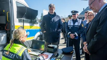 Bild: Armin Weigel/dpa
Die bayerische Staatsregierung ist mit der Bilanz der Grenzpolizei zufrieden.