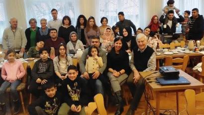 Bild: ld
Die Nachbarschaftshilfe war stark gefordert, als eine große Zahl von Geflüchteten in Brand untergebracht und versorgt werden musste. Das Foto entstand bei einem Treffen von Helfern und Flüchtlingen.