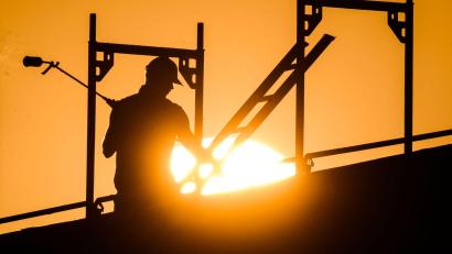 Symbolbild: Julian Stratenschulte/dpa
In Amberg und im Landkreis Amberg-Sulzbach gibt es laut Agentur für Arbeit unter anderem im Baugewerbe etliche freie Stellen.
