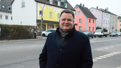 Bild: Kunz
Pfarrer Günter Daum vor der Major-Radloff-Kaserne.