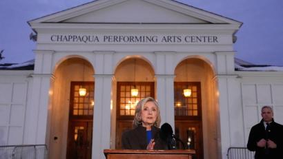 Bild: Yuki Iwamura/AP/dpa
Hillary Clinton tritt nach ihrer Aussage vor einem Ausschuss des US-Kongresses im Zuge der Aufarbeitung des Epstein-Skandals vor die Presse.