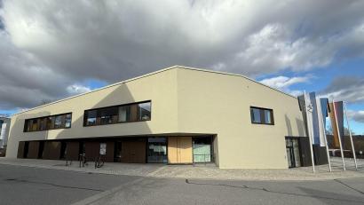 Bild: Gabi Schönberger
Dicke Wolken über dem Rathaus in Weiherhammer: 2026 steht die Gemeinde vor großen finanziellen Aufgaben.