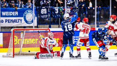 Archivbild: Tobias Neubert
Befreit spielen, Tore schießen und wenn nötig kämpfen: Gegen Landshut durften die Blue Devils diese Saison durchaus schon einnetzen. Am Freitagabend soll Zählbares folgen.