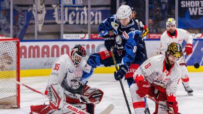 Bild: Werner Moller
Akrobatischer Einsatz von Neal Samanski (Mitte) vor dem Bad Nauheimer Tor von Gerald "Jerry" Kuhn.