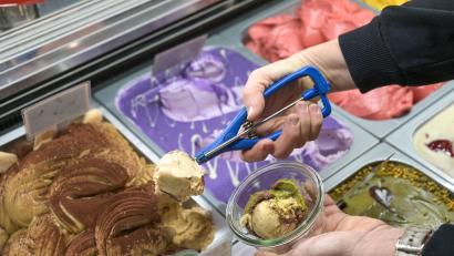 Bild: Heiko Rebsch/dpa
Im Sommer sind Sorbets und Fruchteissorten sehr beliebt. (Archibild)