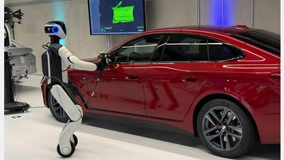 Bild: Christof Rührmair/dpa
Ein Roboter wie ihn BMW in Leipzig einsetzt.