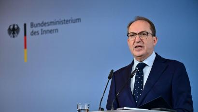 Bild: Sebastian Christoph Gollnow/dpa
Nach dem Etappensieg der AfD vor Gericht lässt Dobrindt sein Haus ein wichtiges Gutachten nachprüfen.