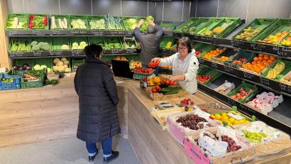 Bild: Christof Hösl
Das Sortiment im Hofladen Hösl in Perschen wächst ständig. Annette Hösl, die gerne Kunden bedient, freut sich über die neue, maßangefertigte Ladeneinrichtung.