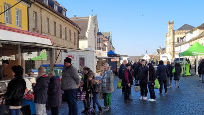 Archivbild: Romina Passon-Pühl/exb
Lange Schlangen bildeten sich im Vorjahr zum Auftakt der Wochenmarkt-Saison an den Fischständen von Wolfgang Veigl aus Haunritz und von Fischzucht Prechtl aus Mehlmeisel.