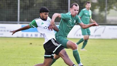 Archivbild: Hubert Ziegler
Energisch geführter Zweikampf zwischen Timo Kohler (rechts) von der DJK Gebenbach und Geremi Perera (links) vom SC Eltersdorf. Der Gebenbacher Kapitän ist zuversichtlich, dass seine Mannschaft nichts mit dem Abstieg zu tun haben wird.